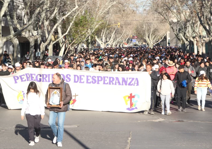Los jóvenes derrocharon alegría y energía en la peregrinación a Ceferino Namuncurá Los jóvenes derrocharon alegría y energía en la peregrinación a Ceferino Namuncurá