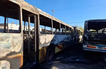 Creen que un cortocircuito inició el fuego en el que terminaron destruidos 7 micros