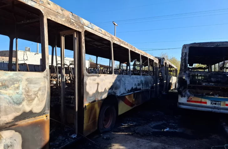 Creen que un cortocircuito inició el fuego en el que terminaron destruidos 7 micros