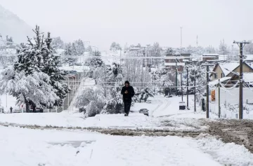 Un manto de nieve sorprende a Bariloche