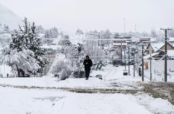 Un manto de nieve sorprende a Bariloche