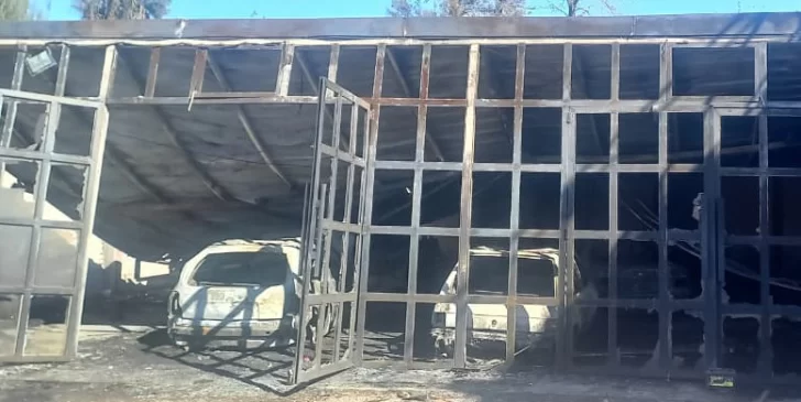 Incendio destruyó un total de 7 vehículos en un taller de Caucete