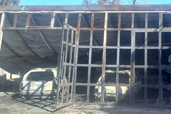 Incendio destruyó un total de 7 vehículos en un taller de Caucete