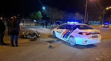 Creen que iba muy rápido el motociclista que murió al chocar contra un patrullero