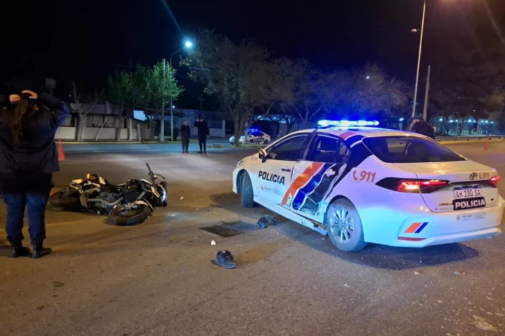 Creen que iba muy rápido el motociclista que murió al chocar contra un patrullero