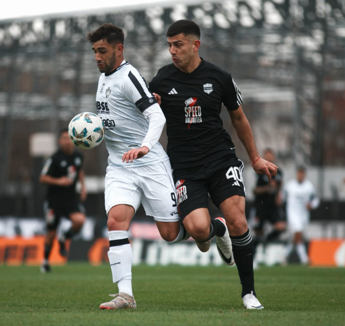 Riestra no perdonó como local y ahora es el puntero