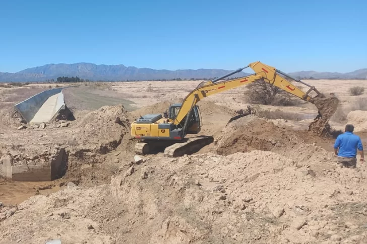 En Jáchal reactivan la obra de un canal clave que beneficia a 1.800 productores locales