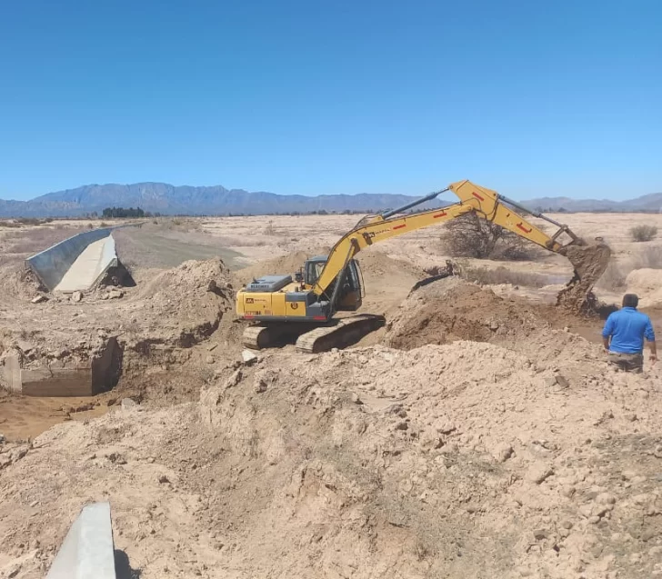 En Jáchal reactivan la obra de un canal clave que beneficia a 1.800 productores locales