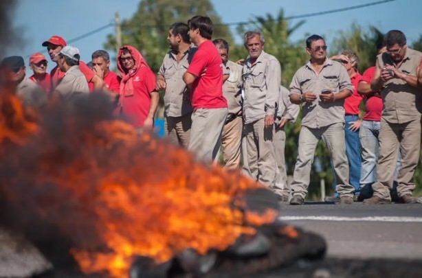 La presión cambiaria acelera los despidos