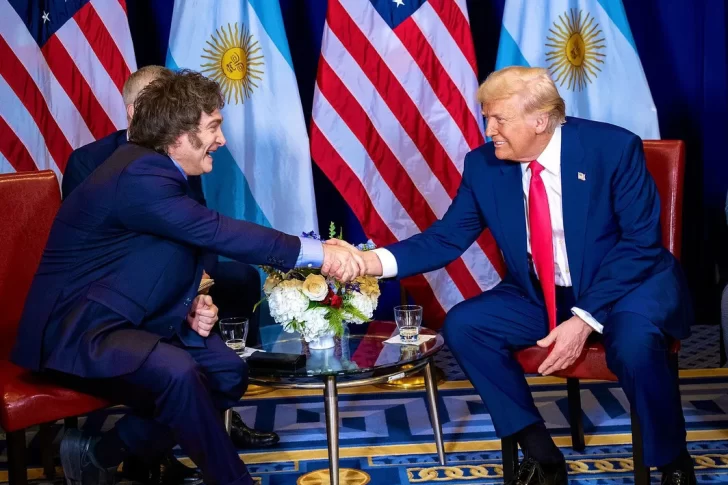 Milei viaja a reunirse con Trump, defiende el plan y chicanea a CFK