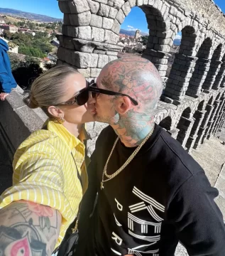 El cantante de Ke Personajes y su novia española compartieron una apasionada imagen El cantante de Ke Personajes y su novia española compartieron una apasionada imagen