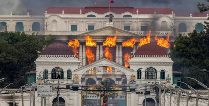Nepal: prendieron fuego el Parlamento y aumenta la violencia en las calles