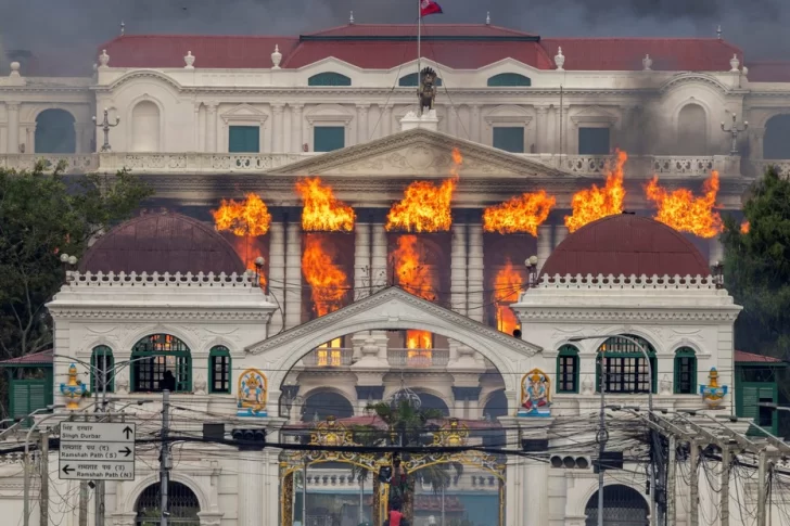 Nepal: prendieron fuego el Parlamento y aumenta la violencia en las calles