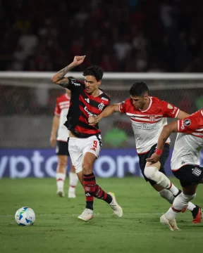 Estudiantes cayó en Brasil ante Flamengo, pero un gol sobre el final lo mantiene vivo