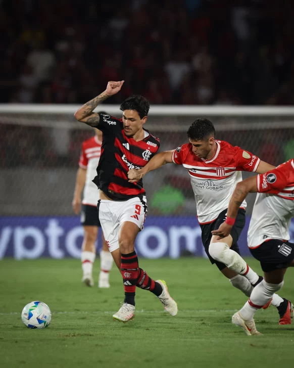Estudiantes cayó en Brasil ante Flamengo, pero un gol sobre el final lo mantiene vivo