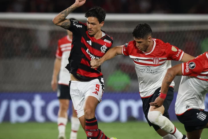 Estudiantes cayó en Brasil ante Flamengo, pero un gol sobre el final lo mantiene vivo