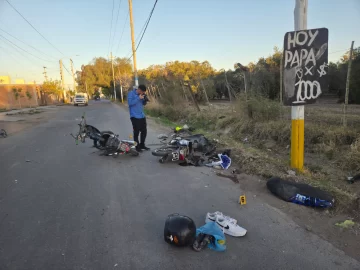 Un hombre quedó grave tras un violento choque entre dos motos Un hombre quedó grave tras un violento choque entre dos motos
