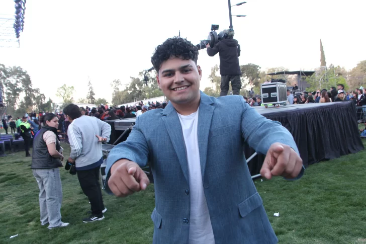 El sanjuanino Eduardo Desimone firmó un precontrato con una disquera de Buenos Aires, tras su paso por la Voz Argentina El sanjuanino Eduardo Desimone firmó un precontrato con una disquera de Buenos Aires, tras su paso por la Voz Argentina