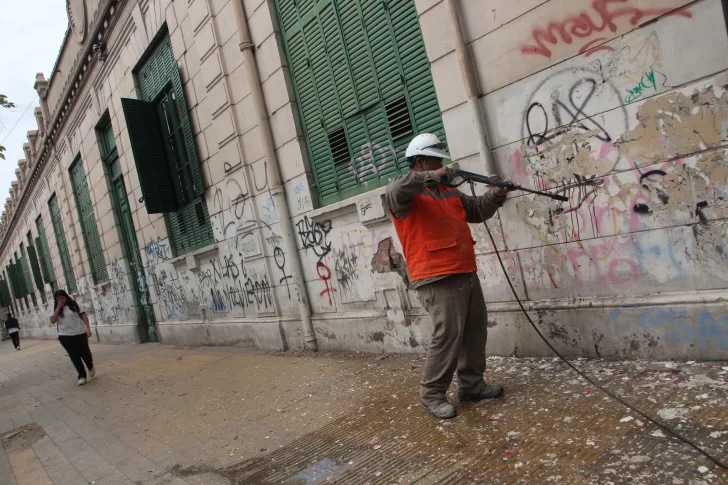 Comenzaron las obras de restauración de los muros exteriores de la Escuela Normal Superior Sarmiento Comenzaron las obras de restauración de los muros exteriores de la Escuela Normal Superior Sarmiento