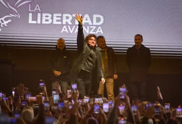 Con clima tenso, Milei cerró la campaña bonaerense con un fuerte respaldo a Karina y llamó a votar: “Puede ganar cualquiera”