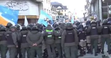 Milei debió suspender el acto de campaña en Ushuaia por protestas del kirchnerismo Milei debió suspender el acto de campaña en Ushuaia por protestas del kirchnerismo