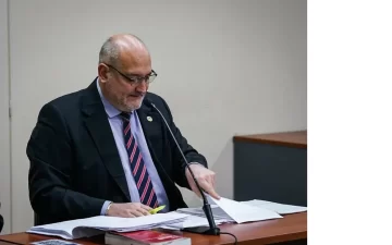 Un fiscal justificó por qué la médica acusada de provocar la muerte de un bebé debe pagar con prisión efectiva