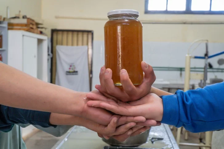 Los chicos del Centro Nazario Benavídez elaboran y venden dulces y salsas con marca propia