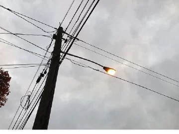 Vecinos de varios barrios de Rivadavia se quejan por farolas encendidas en pleno día