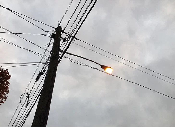 Vecinos de varios barrios de Rivadavia se quejan por farolas encendidas en pleno día