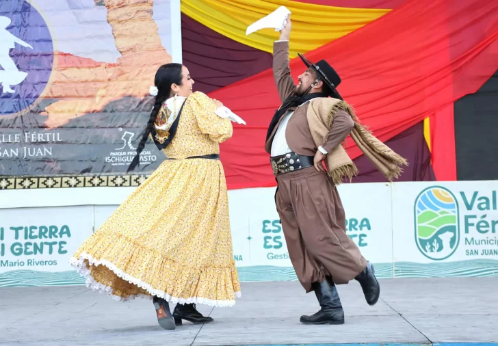 Primeros-campeones-de-zamba-en-SJ-Cristian-Romero-y-Cecilia-Gomez-728x506