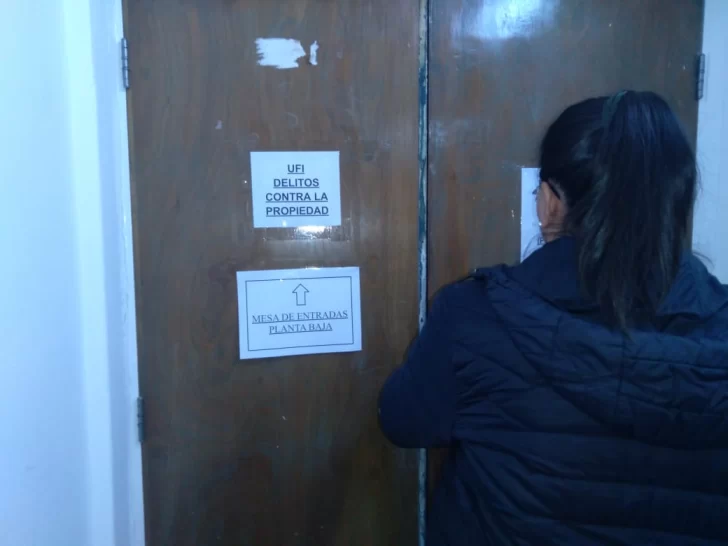 Se ausentaron unas horas de su casa, alguien entró por la ventana del fondo y les robó 10.000 dólares Se ausentaron unas horas de su casa, alguien entró por la ventana del fondo y les robó 10.000 dólares