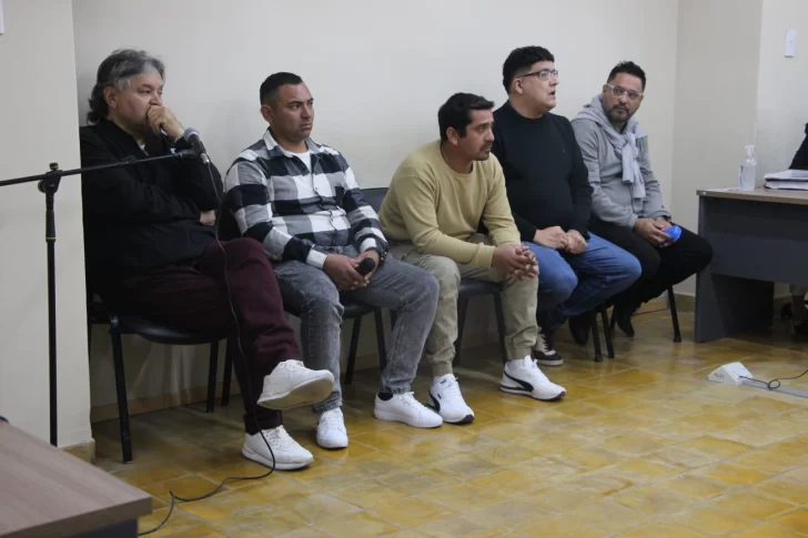 Siguen libres los 5 sospechados de estafar en más de 38 millones de pesos a 18 familias con la venta de lotes Siguen libres los 5 sospechados de estafar en más de 38 millones de pesos a 18 familias con la venta de lotes