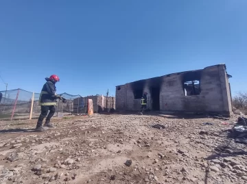 “Hubo un grito, tiró al nene por la ventana y salió ella dejando a la nena en el fuego”, el duro relato de una vecina