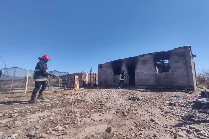 “Hubo un grito, tiró al nene por la ventana y salió ella dejando a la nena en el fuego”, el duro relato de una vecina