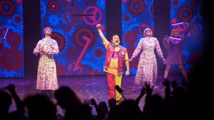 Topa-con-su-elenco-728x410