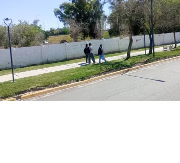 Jóvenes hacen un buen aprovechamiento del parquizado de calle 25 de Mayo en Capital