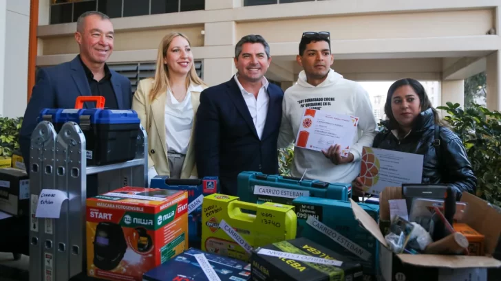 Marcelo Orrego y Fabián Martín entregaron 400 certificados y herramientas de “Aprender, Trabajar y Producir” Marcelo Orrego y Fabián Martín entregaron 400 certificados y herramientas de “Aprender, Trabajar y Producir”