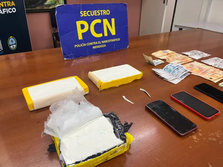 Golpe al narcotráfico: detuvieron a cuatro personas que trasladaban casi 3 kilos de cocaína a San Juan Golpe al narcotráfico: detuvieron a cuatro personas que trasladaban casi 3 kilos de cocaína a San Juan