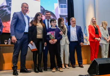 Marcelo Orrego y Fabián Martín entregaron llaves de dos barrios y 200 escrituras a familias de seis departamentos Marcelo Orrego y Fabián Martín entregaron llaves de dos barrios y 200 escrituras a familias de seis departamentos