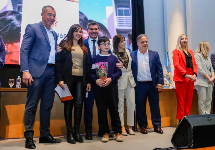 Marcelo Orrego y Fabián Martín entregaron llaves de dos barrios y 200 escrituras a familias de seis departamentos Marcelo Orrego y Fabián Martín entregaron llaves de dos barrios y 200 escrituras a familias de seis departamentos