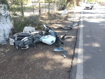 Un policía en moto chocó con un auto y atropelló a dos transeúntes Un policía en moto chocó con un auto y atropelló a dos transeúntes