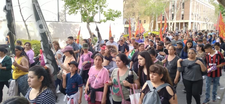 Marcha federal universitaria en San Juan: una multitud se manifestó por las calles del microcentro Marcha federal universitaria en San Juan: una multitud se manifestó por las calles del microcentro