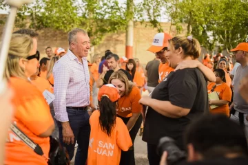 Los candidatos del Frente Por San Juan caminaron junto a los vecinos del Lote Hogar 62 Los candidatos del Frente Por San Juan caminaron junto a los vecinos del Lote Hogar 62