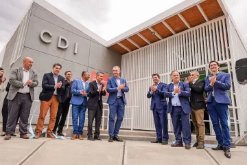 Orrego llegó a Valle Fértil, inauguró obras clave y entregó computadoras a maestros y estudiantes