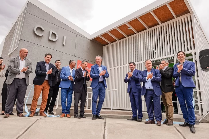 Orrego llegó a Valle Fértil, inauguró obras clave y entregó computadoras a maestros y estudiantes