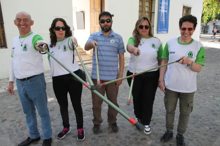 26 de septiembre, Día del bastón verde: la herramienta que distingue a las personas con baja visión
