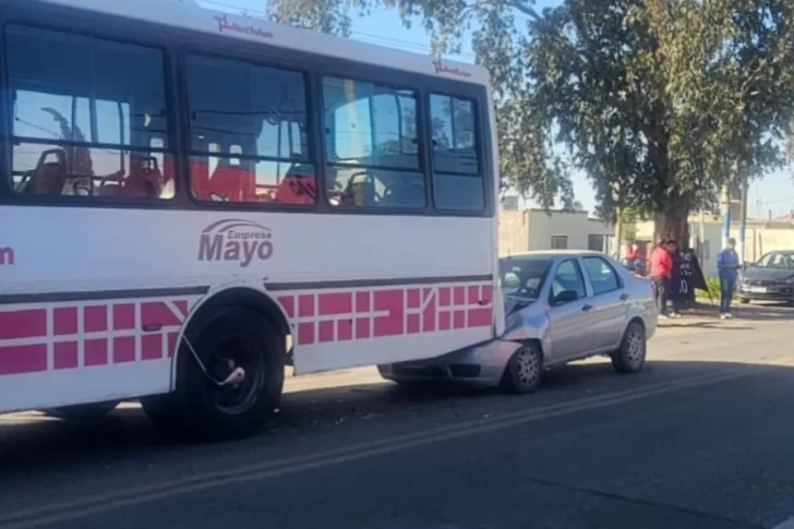 Impactante choque: un auto quedó incrustado en la parte de atrás de un colectivo