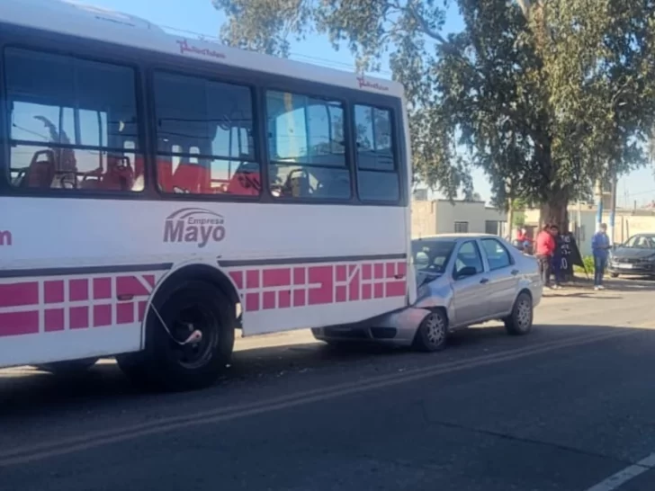 Impactante choque: un auto quedó incrustado en la parte de atrás de un colectivo