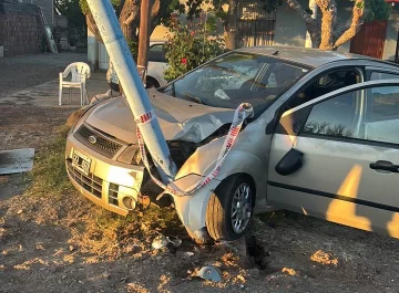 Borracho, perdió el control del auto, se fue a la banquina y atropelló a un peatón: terminó el raid contra un pilar Borracho, perdió el control del auto, se fue a la banquina y atropelló a un peatón: terminó el raid contra un pilar