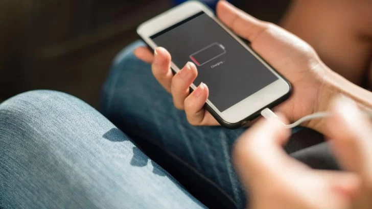 No hagas esto al cargar el celular si querés que se alargue la vida útil de la batería